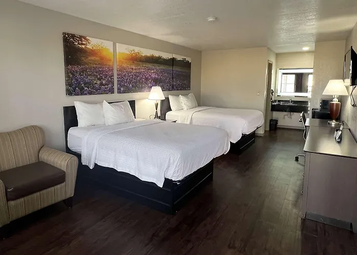 Days Inn & Suites By Wyndham - Canton First Monday Trade Days