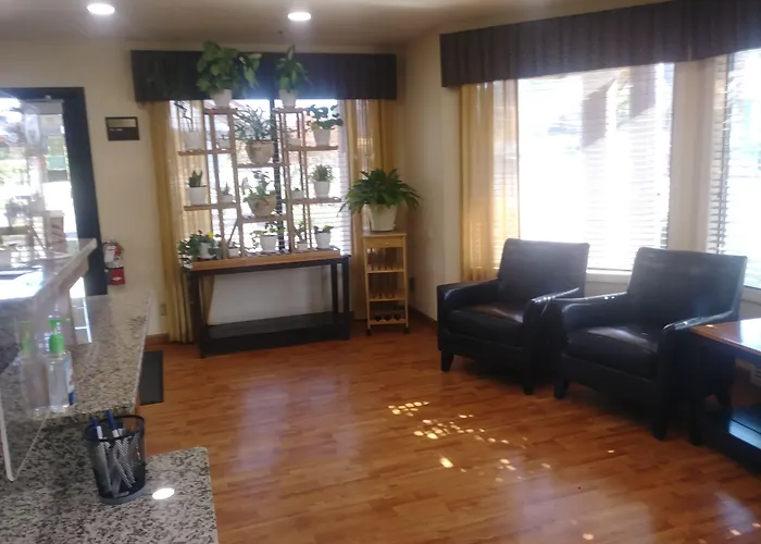 Oakridge Inn & Suites