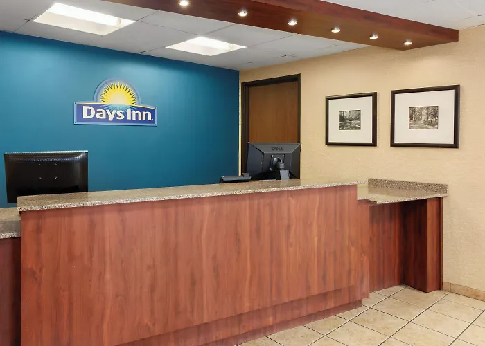 Days Inn By Wyndham Rockford I-90 Walking Distance To Casino