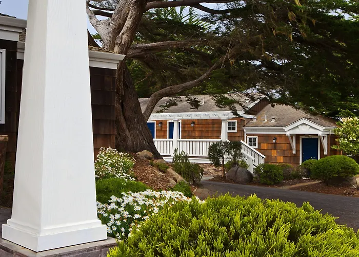 Lighthouse Lodge & Cottages