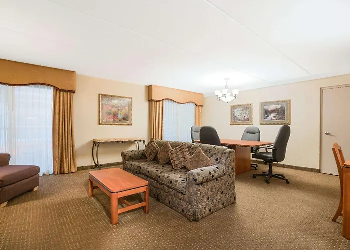 Ramada By Wyndham Plymouth Hotel & Conference Center
