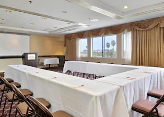 Ramada By Wyndham Hawthorne/Lax