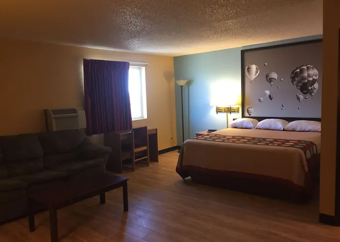 Super 8 By Wyndham Raton