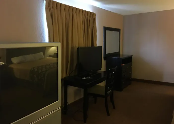 Super 8 By Wyndham New Castle
