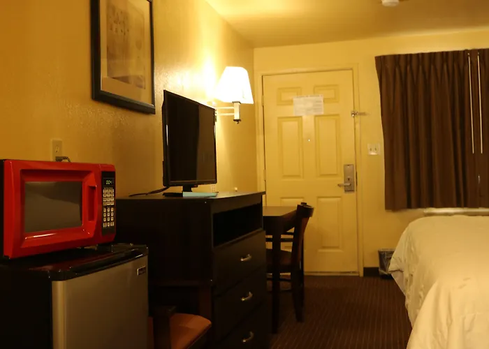 Days Inn By Wyndham Fresno South