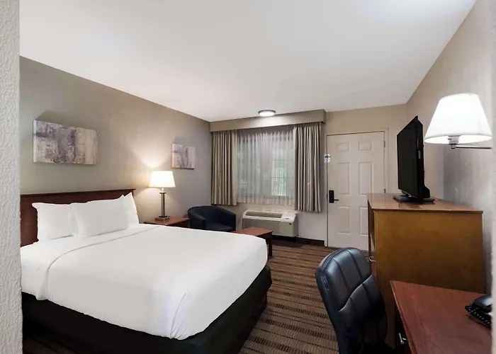 Woodbury (Nassau County) Cheap Hotels