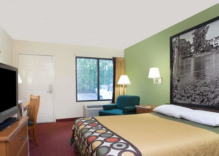 Super 8 By Wyndham Lavonia