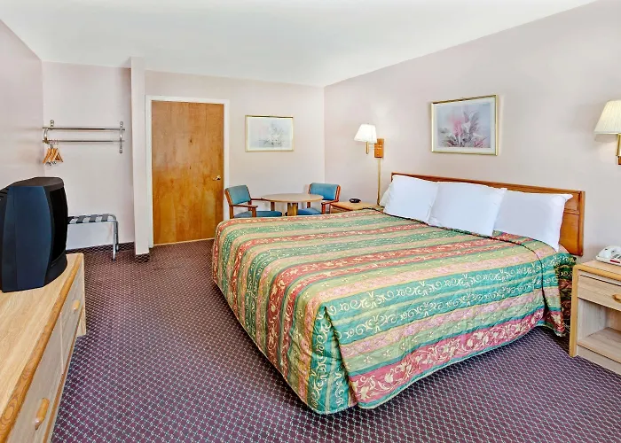 Super 8 By Wyndham Marietta/West/Atl Area