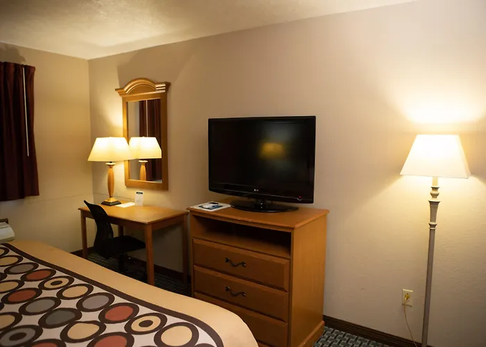 Super 8 By Wyndham Fairmont