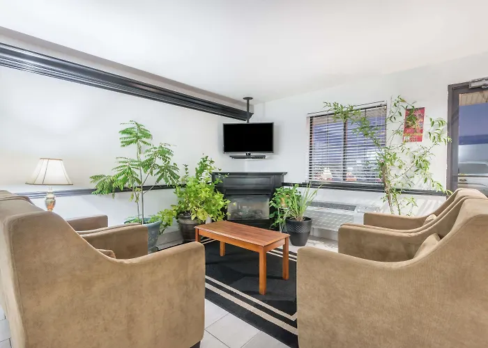 Super 8 By Wyndham Madison In