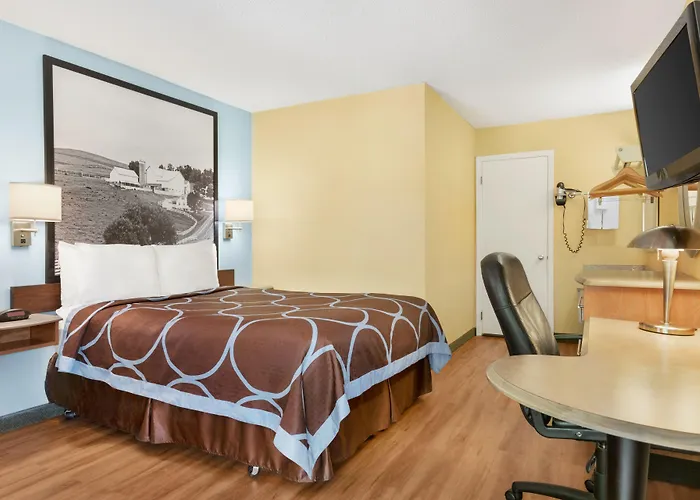 Super 8 By Wyndham Findlay