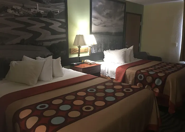 Super 8 By Wyndham Newton