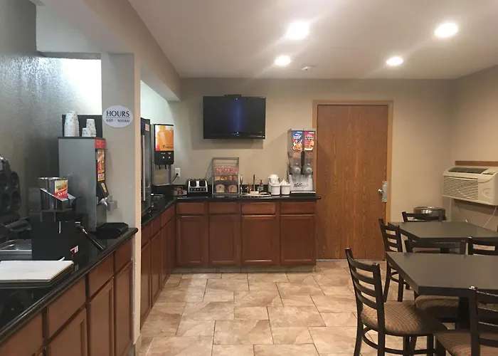 Super 8 By Wyndham Newton