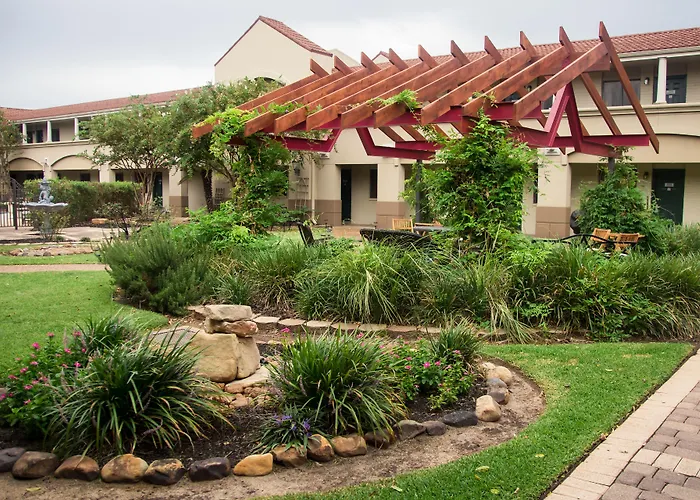 Vineyard Court Designer Suites Hotel