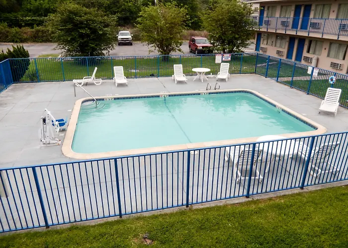 Motel 6-Clute, Tx
