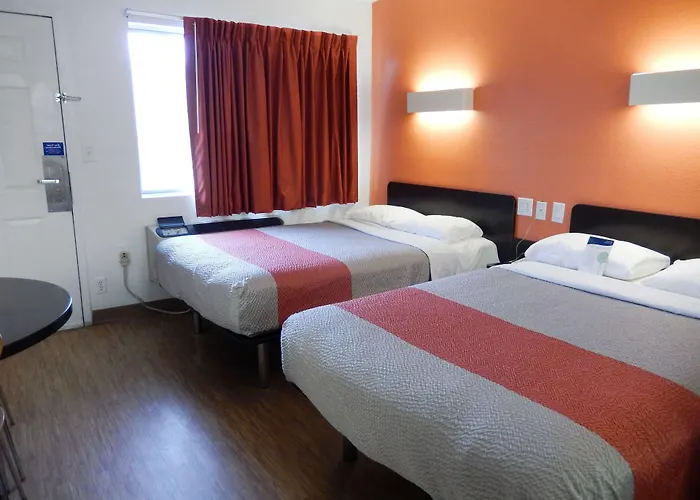 Motel 6-Clute, Tx