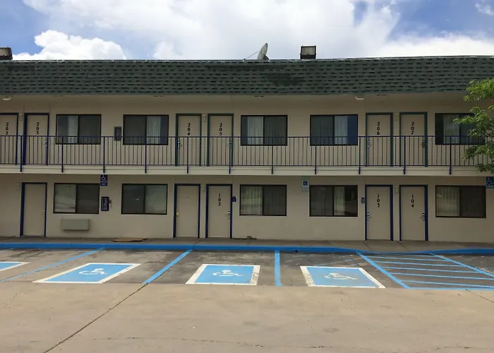 Travelodge By Wyndham Raton