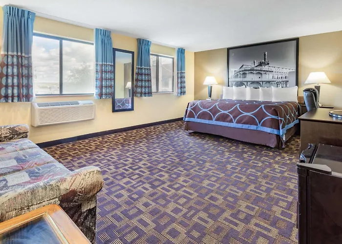 Super 8 By Wyndham Decorah