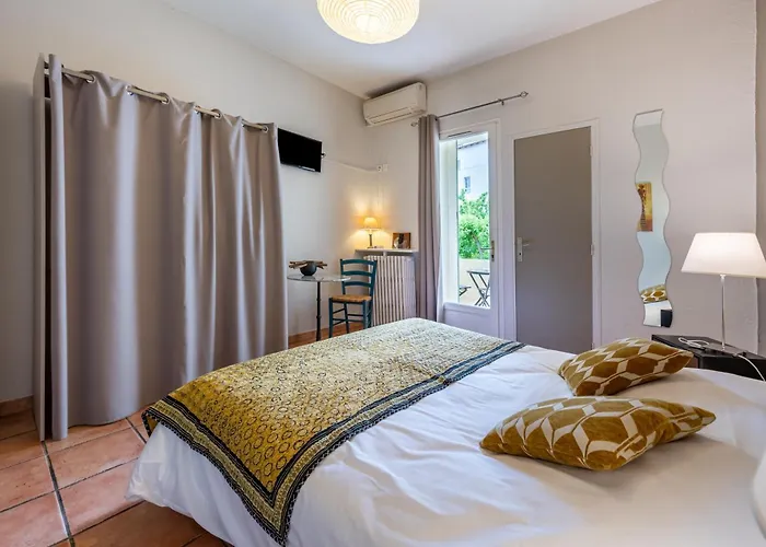 Au Saint Roch - Hotel Et Jardin
