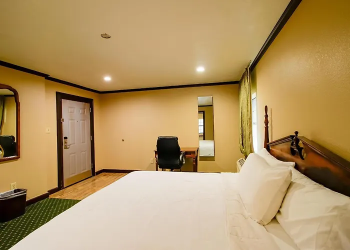 Oyo Pinewood Inn & Suites Silsbee