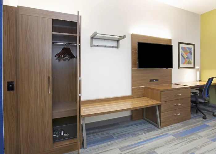 Holiday Inn Express Kansas City - At The Legends! By Ihg