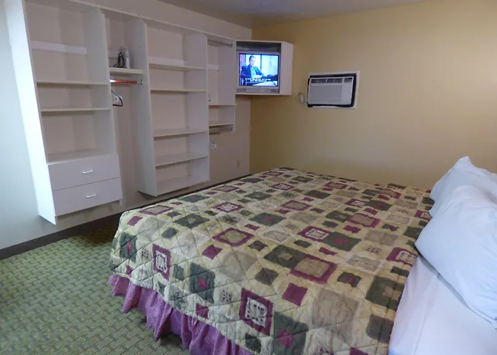 Coronada Inn & Suites