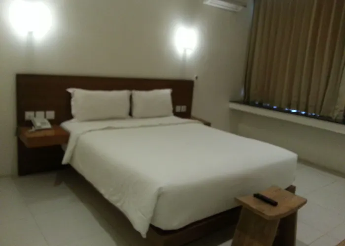 L Bajo Hotel