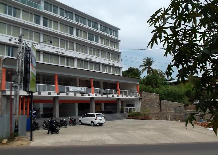 L Bajo Hotel