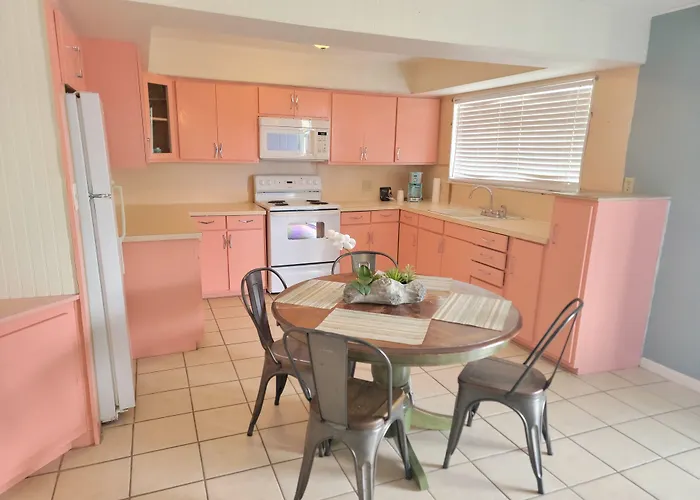 Upper Deck Hotel And Bar - Adults Only