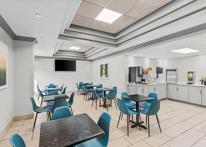 Days Inn & Suites By Wyndham Cedar Rapids