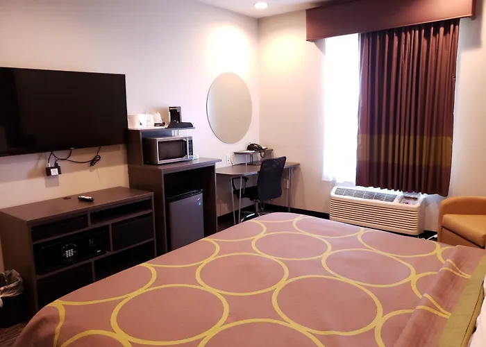 Super 8 By Wyndham St. Louis North