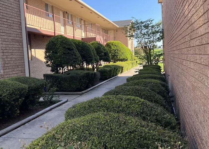 Hallmark Inn And Suites