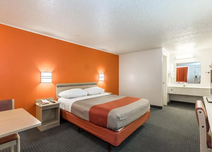 Travelodge By Wyndham Lansing
