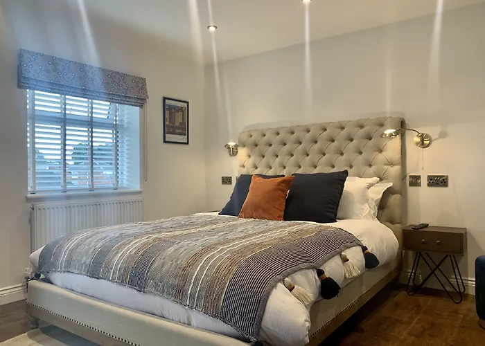 Upstairs At 33 - Self Check In Boutique Accommodation In Worcester Centre