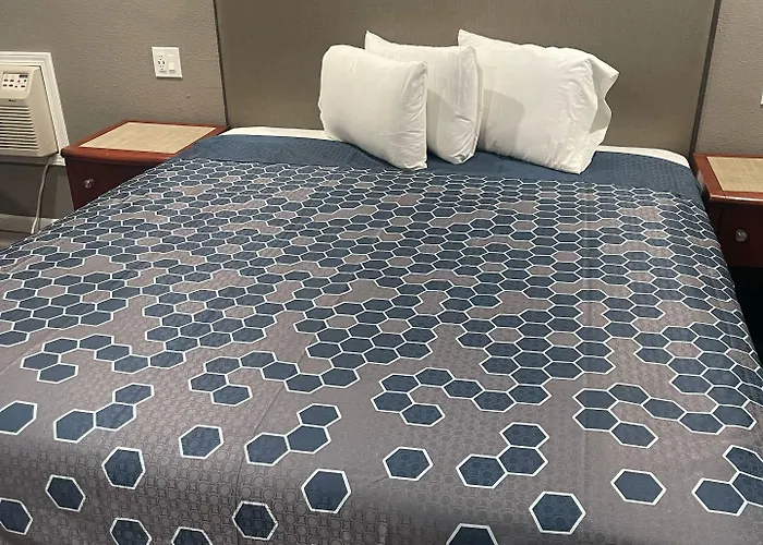 Royal Motel Tracy