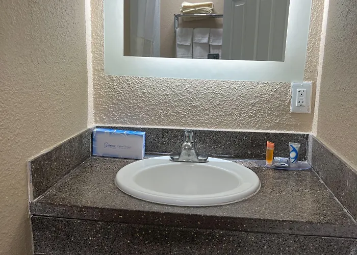 Super 8 By Wyndham Newport News