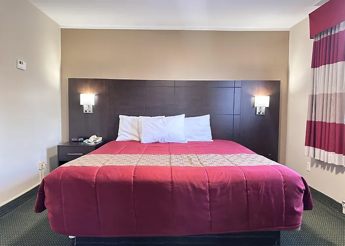 Colonial House Motor Inn