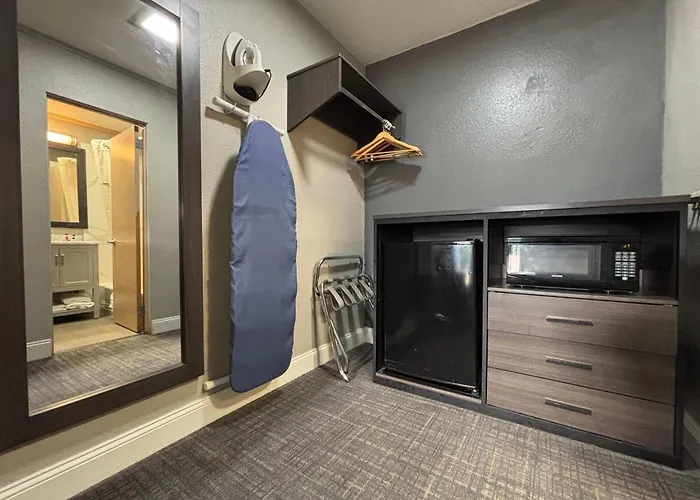 Super 8 By Wyndham Belleville St. Louis Area