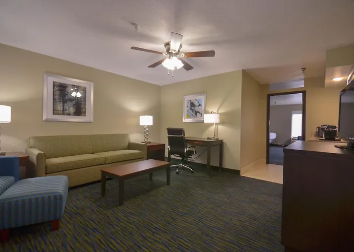 Holiday Inn Express & Suites Fayetteville University Of Arkansas Area By Ihg