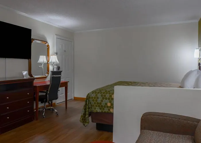Rodeway Inn & Suites Fort Jackson