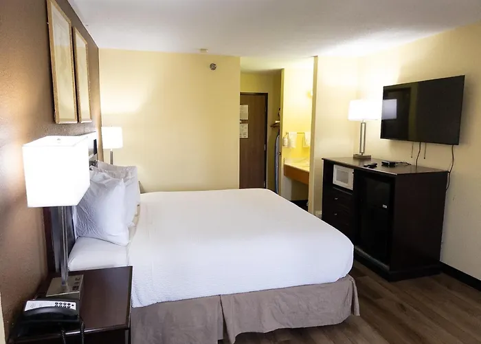 Baymont By Wyndham Battle Creek Downtown