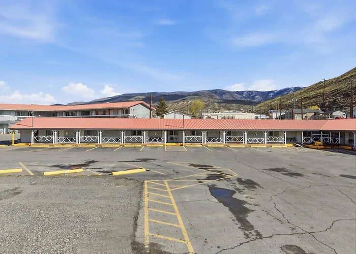Canada'S Best Value Desert Inn & Suites