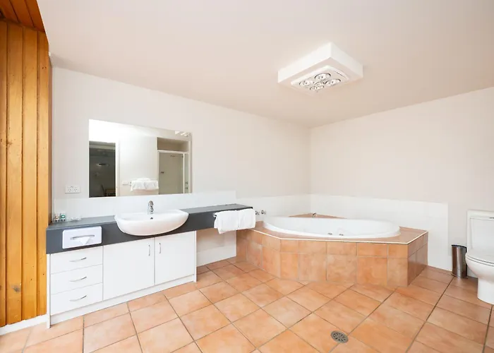 Belconnen Way Hotel & Serviced Apartments