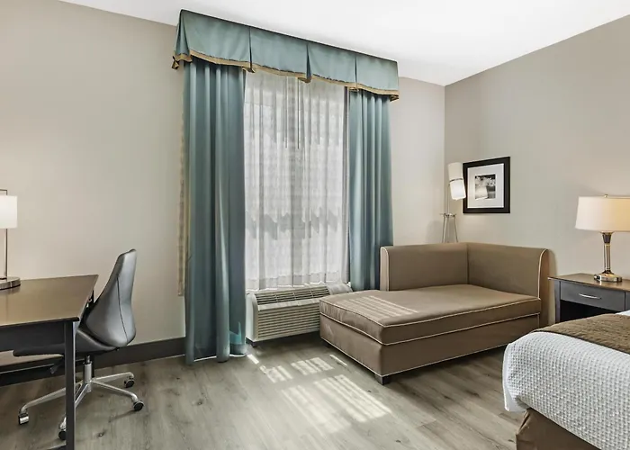 Best Western Plus Chain Of Lakes Inn & Suites