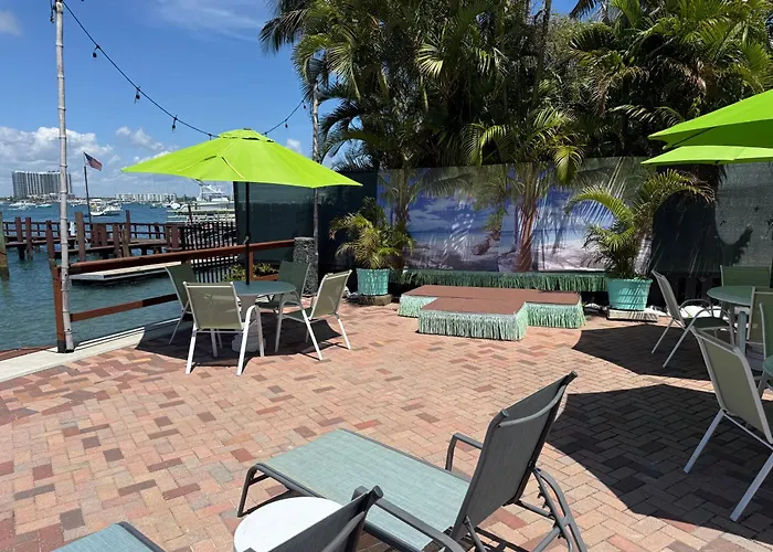 Blue Heron Bridge Hotel And Dive Club