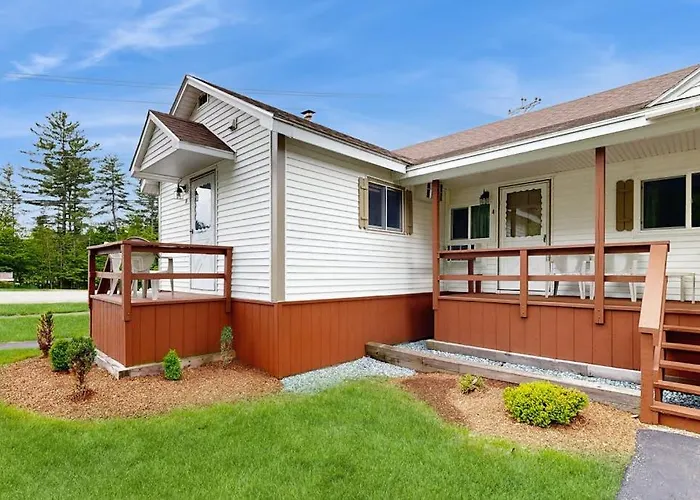 Cute Riverfront Cabin In Great Location W/ Shared Pool, Kitchenette, & Free Wifi
