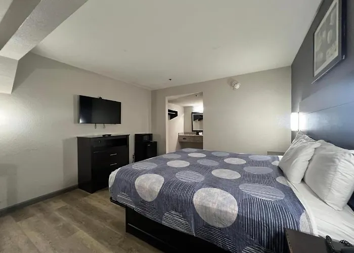 Speedway Inn & Suites