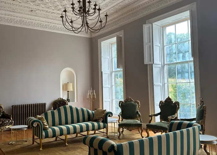 Uppercourt Manor