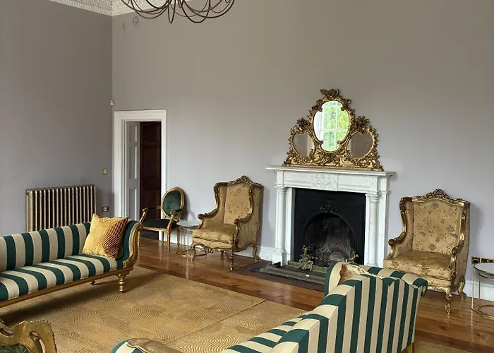 Uppercourt Manor