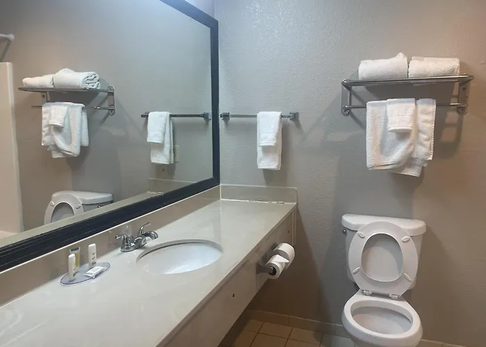 Red Roof Inn & Suites Hinesville